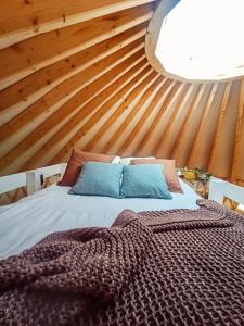 Posteľ alebo postele v izbe v ubytovaní Jurty Glamping
