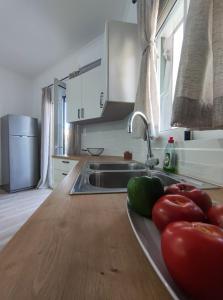 Kuchyňa alebo kuchynka v ubytovaní Aeraki House