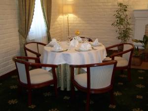 مطعم أو مكان آخر لتناول الطعام في Arien Plaza hotel