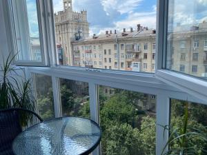 Balkón alebo terasa v ubytovaní Panorama Luxury Apartment in The House with a Spire, a historical building in the city centre