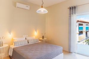 Postel nebo postele na pokoji v ubytování Kamini Apartments