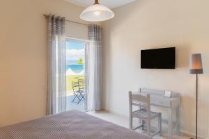 TV a/nebo společenská místnost v ubytování Kamini Apartments