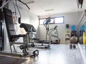 Posilňovňa alebo fitness centrum v ubytovaní Novotel Gdansk Centrum + 37 fotografií
