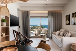 salon z widokiem na ocean w obiekcie Luxurious villa Kokomo Gaia with Private Pool, 400m to beach w mieście Ligaria