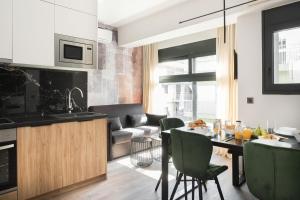 Virtuvė arba virtuvėlė apgyvendinimo įstaigoje LUX&EASY Athens Downtown Apartments
