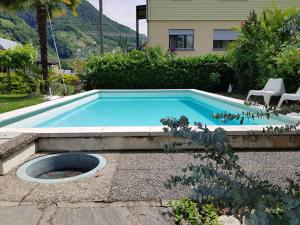 a swimming pool with a toilet in a yard at Appartamento Elisabetta in Gordola