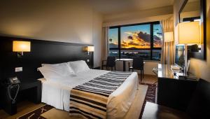 Кровать или кровати в номере Sardegna Hotel - Suites & Restaurant