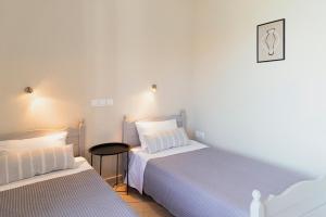 Postel nebo postele na pokoji v ubytování Kamini Apartments