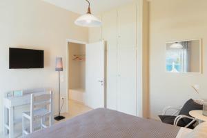 TV a/nebo společenská místnost v ubytování Kamini Apartments