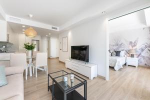 TV a/nebo společenská místnost v ubytování Brandnew apartment by the beach