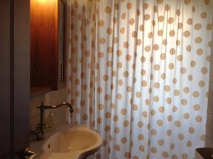 A bathroom at Guesthouse Lamprini