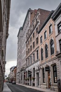 uma linha de edifícios numa rua da cidade em Auberge Saint-Pierre em Quebeque