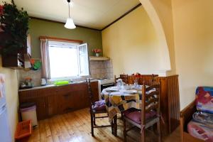 Kuchyň nebo kuchyňský kout v ubytování Antigone Apartments