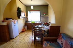 Kuchyň nebo kuchyňský kout v ubytování Antigone Apartments