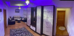 een woonkamer met een paars plafond en een grote koelkast bij Guest House Alea in Ulcinj