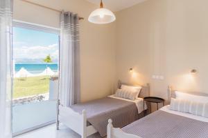 Postel nebo postele na pokoji v ubytování Kamini Apartments