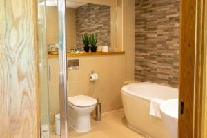Ein Badezimmer in der Unterkunft Craigmhor Lodge & Courtyard