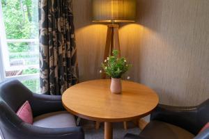 Ein Sitzbereich in der Unterkunft Craigmhor Lodge & Courtyard