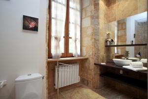 Bilik mandi di Le Grenier du Chapitre son loft avec les poutres et l'appartement une chambre sans les poutres +30 gambar