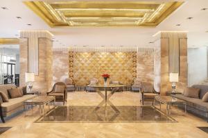 Ein Sitzbereich in der Unterkunft Rhactus Hotel, New Alamein