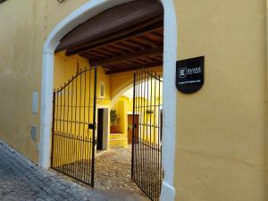 an entrance to a building with an open gate at Largo d Vizinha Bia in Elvas