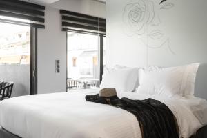 Ένα ή περισσότερα κρεβάτια σε δωμάτιο στο LUX&EASY Athens Downtown Apartments