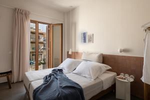 sypialnia z łóżkiem z niebieskim kocem w obiekcie Lofos Casteli Sunlight w Chanii