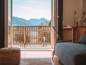 Zimmer mit einem Bett und einem Balkon mit Aussicht in der Unterkunft LEDA AM ECK in Bad Wiessee