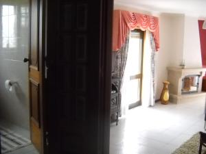 une porte menant à une chambre avec fenêtre dans l'établissement Arouca à Varanda, à Arouca