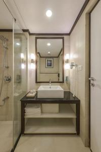 Ett badrum på Club Mahindra Mount Serene, Munnar