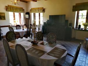 a dining room with a table and chairs and a television at Dworek Krasickiego in Lidzbark Warmiński
