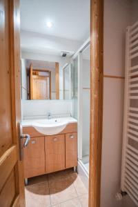La salle de bains est pourvue d'un lavabo et d'un miroir. dans l'établissement cellier 8 appart 5 personnes les 2 alpes, à Les Deux Alpes