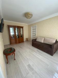 a large living room with a couch and a table at Apartment on Prospiekt Pobiedy 18 in Kyiv