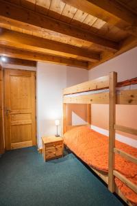 - une chambre avec 2 lits superposés et une table dans l'établissement cellier 8 appart 5 personnes les 2 alpes, à Les Deux Alpes