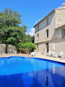 uma piscina em frente a um edifício em Villa Maris em Félines-Minervois