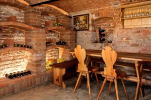 eine Bar mit zwei Holzstühlen und einer Ziegelwand in der Unterkunft Kellerstöckl Gaaserberg in Gaas