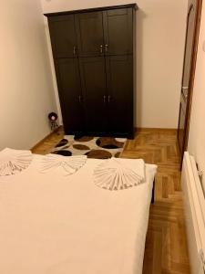 ein Schlafzimmer mit einem Bett und einem schwarzen Schrank in der Unterkunft Vila Darija Zlatar - LUX apartman br. 5 in Nova Varoš