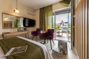 Habitación de hotel con cama y balcón en Polis Grand Hotel, en Atenas