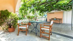 d'une terrasse avec deux chaises et une table. dans l'établissement Amversa's House, à Potos