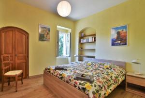 um quarto com uma cama e uma estante de livros em Chez Paulette - meublé de tourisme classé 3 étoiles em Zonza