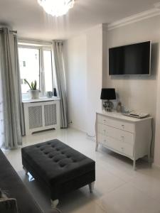 Televízia a/alebo spoločenská miestnosť v ubytovaní Apartament Chanel Centrum