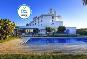 Bazén v ubytování Hotel ibis Faro Algarve nebo v jeho okolí