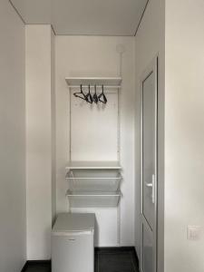ラザレフスコエにあるGuest House Evaの白いバスルーム(トイレ、一部の棚付)