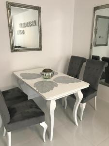 Posedenie v ubytovaní Apartament Chanel Centrum
