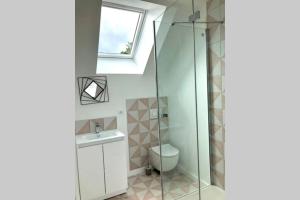 a bathroom with a toilet and a glass shower at NOUVEAU: La cabine du bout du monde - Les Pierres Noires - votre résidence finistérienne de haut standing (GL2) in Crozon