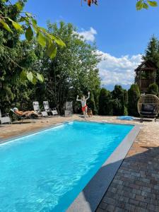 Bazén v ubytování Villa Bialka & Spa nebo v jeho okolí