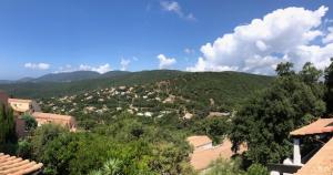 vistas a una ciudad con árboles y montañas en T2 terrasse spacieuse belle vue résidence avec piscine, en La Croix-Valmer