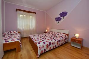 1 Schlafzimmer mit 2 Betten und einem Fenster in der Unterkunft Apartments Ella in Poreč