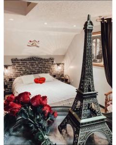 Ένα ή περισσότερα κρεβάτια σε δωμάτιο στο Appartement romantique parisien, baignoire rétro au pied du lit