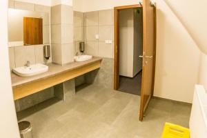 łazienka z 2 umywalkami i lustrem w obiekcie Hospoda na sýpce w mieście Kuks
